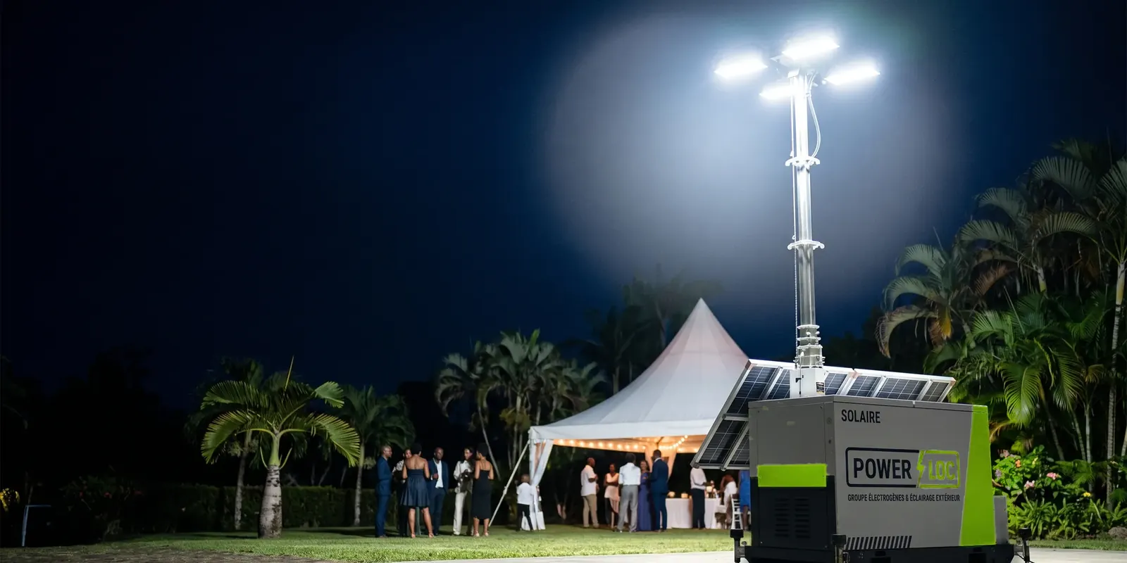 Une tour d’éclairage solaire POWERLOC éclaire une soirée en plein air